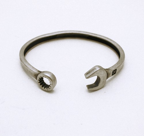 Bracciale rigido forma di - bracciale,