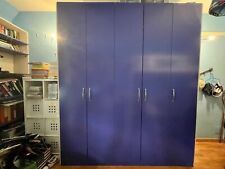 Armadio blu di mobilificio con cassettiera interna e ripiani 