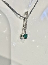 Ciondolo in oro bianco 18 kt con catena 42,5 cm – diamanti 0,07 ct smeraldo0,19