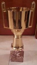 Coppa Trofeo in Metallo Placcata Oro Zecchino con Base in Granito Rosa