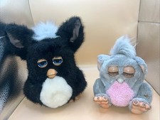 Pacchetto Furby Hasbro 2005 pelliccia nero antracite occhi azzurri e grigio rosa bambino DIFETTOSO