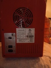 Frigidaire Mini Frigorifero per Bevande Retrò 6 Lattine EFMIS121-ROSSO, Rosso