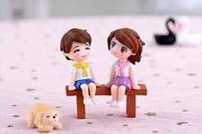 Scultura Miniatura Di Coppia Sittante Sweety Lovers Set Di 2 Pezzi