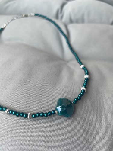 Collana con perline - e, ciondolo