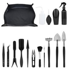 Un set di 16 mini attrezzi da