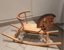 cavallo a dondolo di legno
