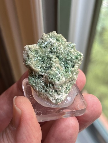 Vesuvianite verde brillante