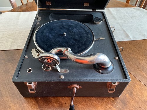 Antico giradischi portatile - , a