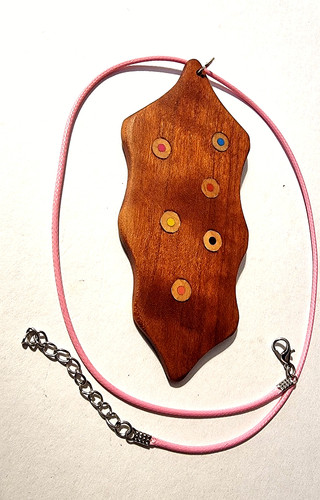 Ciondolo gioiello legno - in,