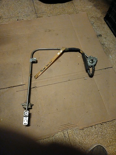 Front window regulator left - front,