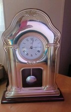 OROLOGIO DA TAVOLO A PENDOLO IN ARGENTO E LEGNO - CON BATTERIE - 38X28 CM