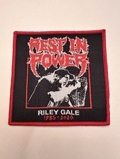 REST IN POWER, RILEY GALE 1985-2020, BORDO ROSSO, 4X4 POLLICI, TOPPA TESSUTA