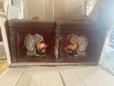 RARO -antico bauletto in legno inizio'900 con pupi siciliani scolpiti 