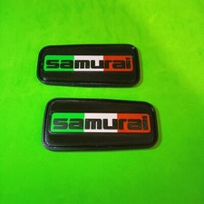 COPPIA TARGHETTE LATERALI PARAFANGO SUZUKI X SAMURAI SANTANA SJ410 SJ413 TAPPI