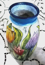 Tulipani colorati su vaso ceramica lavorato al tornio decorato fondo celestino