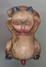 Personaggio cinese in legno intagliato buona fortuna dormire, gatto con pesce