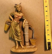 RAGAZZA ALLA FONTANA  - Ditta