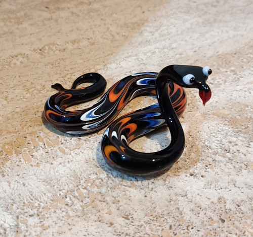 Serpente nero screziato - , in