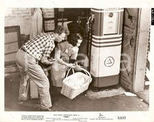 1953 TAXI Dan DAILEY Constance SMITH leave a baby at gas station *Foto di scena