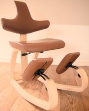 Sedia Varier Thatsit, pelle semi anilina cognac, legno di frassino naturale laccato.