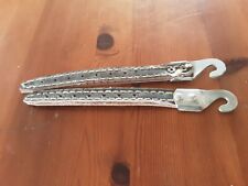 2 CURIOSI ATTREZZI PER LA PULIZIA DEGLI ZOCCOLI DEI CAVALLI  