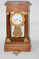 Pendule portique en placage de palissandre, décor marqueterie florale