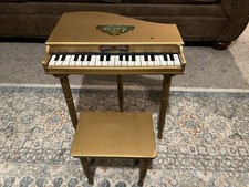 Antico pianoforte giocattolo
