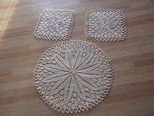 Tris centrini di cotone lavorati ai ferri