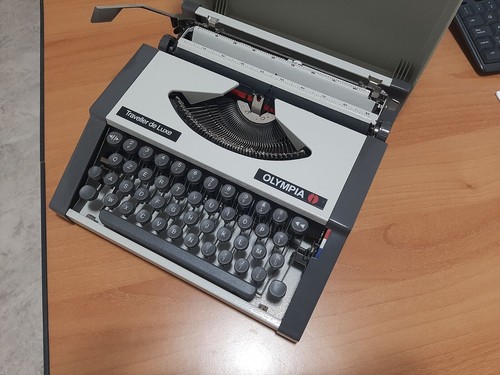 Macchina scrivere olympia - da,
