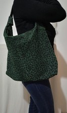 borsa in vera pelle morbida maculata verde bosco con tracolla e manico