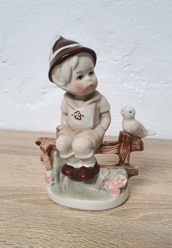 Vintage junge mit vogel - junge,