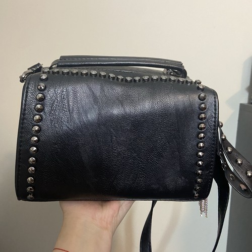 Borsa nera con borchie