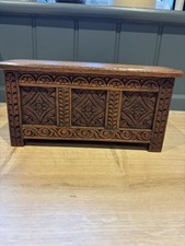Cassapanca intagliata