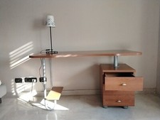 Scrivania in legno e base laterale metallo, con cassettiera 3 cassetti su ruote.