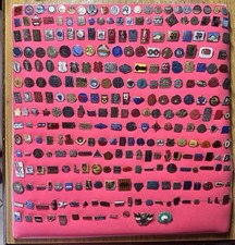 LOTTO di circa 305 PINS SPILLE MEDAGLIE VARIE