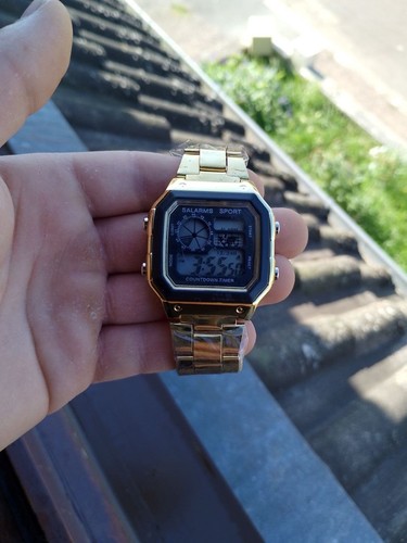 Montre digitale vintage dorée - vintage,