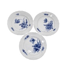 Tre piatti fondi Royal Copenhagen fiori blu bordo intrecciato firmati numerati