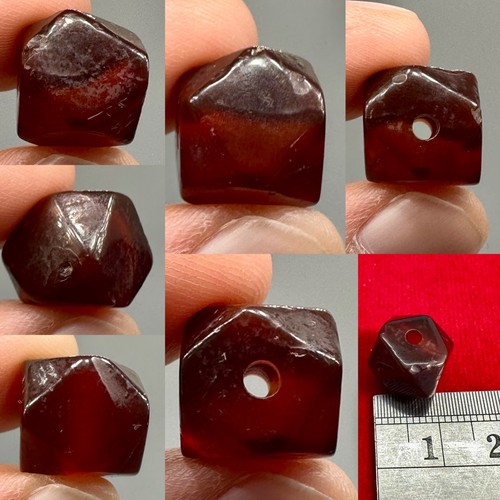 Antico ciondolo geometrico