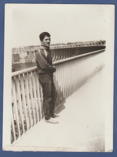 Bel ragazzo sul - , ponte,