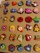 Set Di Cinque Charms JIBBITZ per Scarpe Crocs - Personaggi Dei Cartoni Animati.