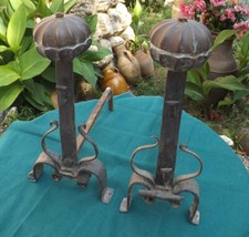 Coppia di antichi alari da camino, capitelli in bronzo, struttura ferro battuto