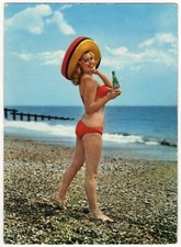 Pin-up in bikini con bibita 7UP - spiaggia italiana - Albacolor (1967)