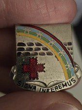 Distintivo Spilla Smaltata Italiana "Signa Inferemus" Croce Rossa Crest Arcobaleno Epoca Seconda Guerra Mondiale