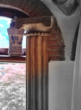 Coppia colonne legno duro scanalato, capitello legno, base pietra