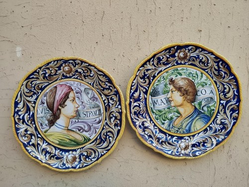Coppia piatti maiolica - di,