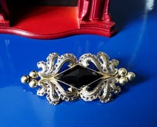 Spilla grande, vintage, metallo colore oro e cabochon di resina colore nero.