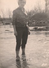 B3-  Foto Photo Fotografia Anni 60 - Donna con piedi immersi nel fiume