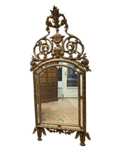 Antica specchiera dell'800 con cornice e cimasa in legno riccamente intagliat...