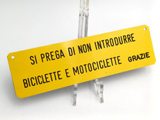 TARGA PLASTICA VINTAGE '80 - '' SI PREGA DI NON INTRODURRE BICICLETTE E MOTO..''