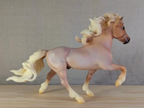 Breyer 712177 honeysuckle - #712177,